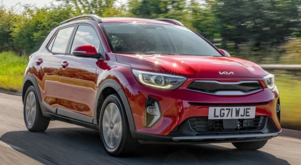 Киа Stonic е едно от по-старите предложения в гамата на корейската марка, но все още засрамва много от по-младите си конкуренти, когато става въпрос за надеждност. Stonic постигна само средни резултати от направеното проучване за мощността на водача за 2024 г., но никой не може да надмине привлекателността на седемгодишната/150 000 километра.

Всеки Stonic вече разполага с трицилиндров 1.0 T-GDi бензинов двигател, който в стандартната си форма произвежда 99 к.с., докато 48-волтовата версия с мек хибрид  „изпомпва“ 118 к.с.
Кой двигател ще получите в Stonic - зависи от нивото на оборудване, което избирате, но и двата се предлагат с избор от шестстепенна ръчна или автоматична трансмисия с двоен съединител. 

Има четири нива на оборудване, от които да избирате: 2, GT-Line, 3 и GT-Line S. Базовото ниво Stonic 2 идва с 16-цолови лети джанти, релси на покрива, прожекторни фарове с LED ходови светлини, осем-инчов сензорен екран плюс круиз контрол, климатик, задни сензори за паркиране и избягване на челен сблъсък.